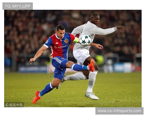 卢卡库护球吸住三人包夹，比利时由此完成关键推进